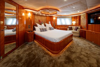 LADY YOUSRA 16 M/Y LADY YOUSRA SUNSEEKER 82 Master Cabin