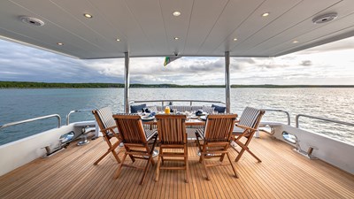 B HAPPY 52 Aft deck 