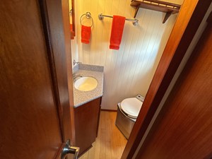 LITTLE LADY 28 Starboard Office Ensuite Head