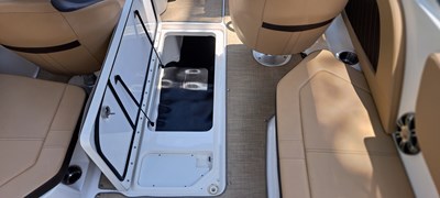 - 32 35_2019 23ft Sea Ray 230 SPX