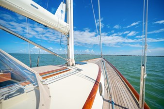 ENCORE 22 Starboard Foredeck