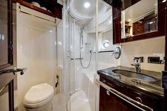 RECON ROYALE 41 Guest head with shower and vanity