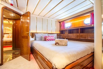 ALDONZA 25 Port Queen Stateroom