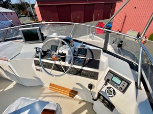 SWAMP FOX 24 Flybridge Cockpit