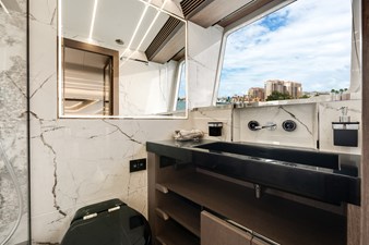 Yacht 62 Port Guest Head
