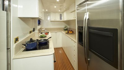 JOHNSON 93 SKYLOUNGE     5 Galley