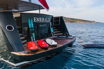 EMERALD 62 