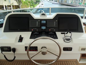 JOHNSON 93 OPEN BRIDGE 49 FB Helm