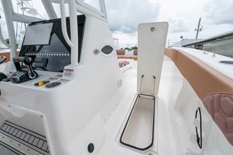TWIN VEE 34 GFX 21 Stb Side Fishbox