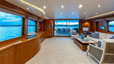 B HAPPY 5 Salon looking aft to stbd side 