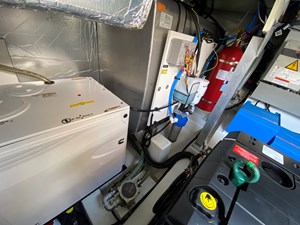 LUCKY ONE 28 Engine room stbd fwd