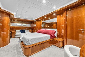 Ferretti Yachts Custom Line 94 71 