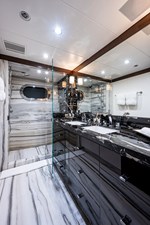 MISSING LINK 33 Aft Starboard VIP Head