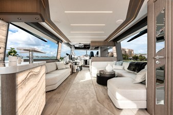 Yacht 17 Salon