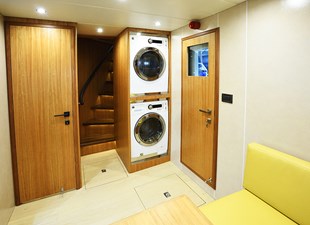JOHNSON 93 OPEN BRIDGE 39 Crew lounge