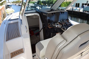 ERIKA RAY 13 Port side steps up for fixed dock easier access 