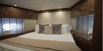 LOLA T 17 VIP King Stateroom