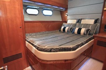 JOHNSON 83' FLYBRIDGE w/FISHING COCKPIT  5 Mid Cabin