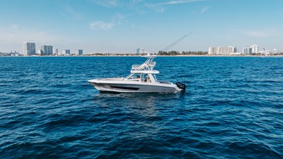 Boston Whaler 420 Outrage 10 