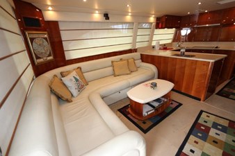 - 5 58-2004-Riviera-Enclosed-Flybridge-05