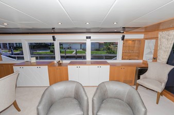JOHNSON 93 OPEN BRIDGE 4 Salon looking to starboard