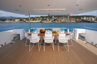 JOHNSON 110 FLYBRIDGE  9 Aft deck