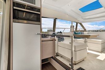 LUCKY ONE 11 Galley to port