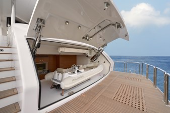 Horizon RP120 4 Horizon RP120 Tender Garage and Swim Platform. 