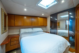 This Little Piggy  32 65_ocean_yacht_this_little_piggy_forward_stateroom_1