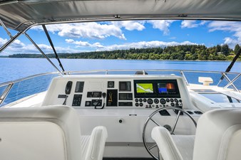 QUE SA-RAH SA-RAH 56 Flybridge Helm