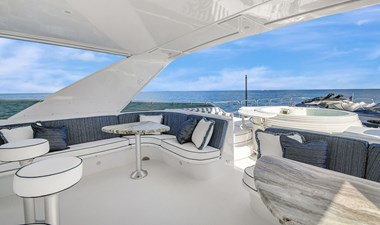DANIELLE 43 044 Flybridge Seating Area 03