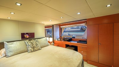 C'EST LA VIE 18 Master Stateroom