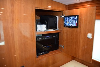 VENTURA 36 AV Cabinet Forward of Dinette 