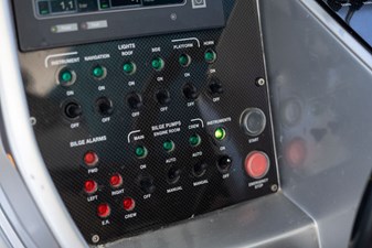 Veronique 12 2005 PERSHING 50 - Helm Controls