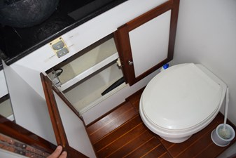 RAMPAGE 29 Freshwater electric head, storage beneath vanity