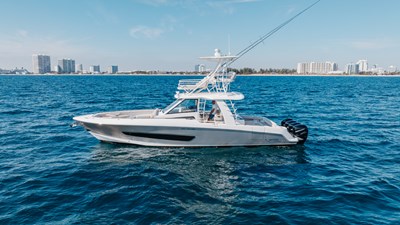 Boston Whaler 420 Outrage 9 