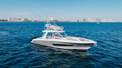 Boston Whaler 420 Outrage 3 