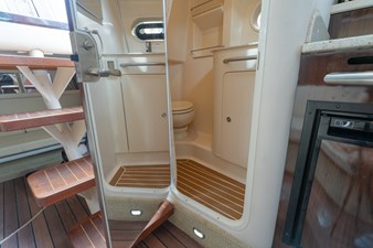 DIGGERS 32 Head Facing Aft Port