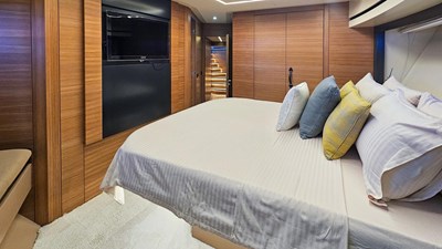 HONEY BADGER 39 Guest cabin2