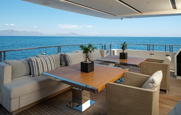Dinaia SAN LORENZO SL 106 10 Main deck dining stbd view