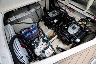 ANTANI 38 330-SUNDANCER-SEA-RAY-2014-YACHTSBLUE-ENGINE-ROOM