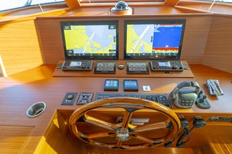 MARITIME 35 37. HELM STATION