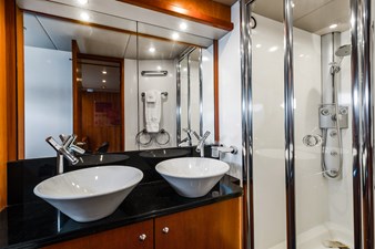 Her Way 33 40_2006 82ft Sunseeker Predator HER WAY