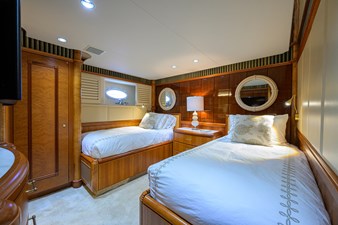 THE BEELIEVER 32 GUEST STATEROOM  / STARBOARD