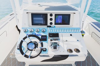 Fountain 38 Center Console 13 731A4113