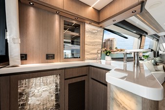 Yacht 19 Salon Bar