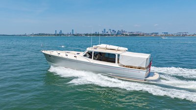 LOLA  10 Port Bimini Curtains Down 30kts