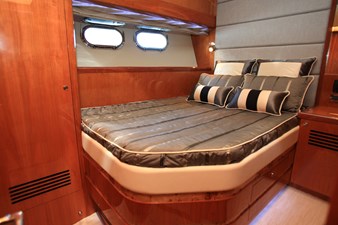JOHNSON 80' FLYBRIDGE w/FISHING COCKPIT  5 Mid cabin