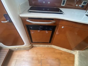 2009 SEA RAY 310 SUNDANCER  18 20-FRIDGE @ GALLEY
