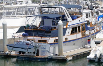 LOVE U 2 81 Dockside Stern